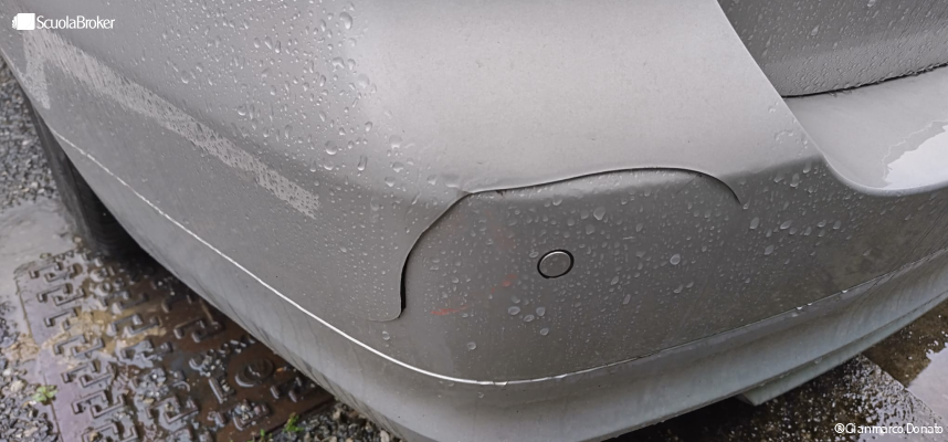 Auto danneggiata nel cortile scolastico